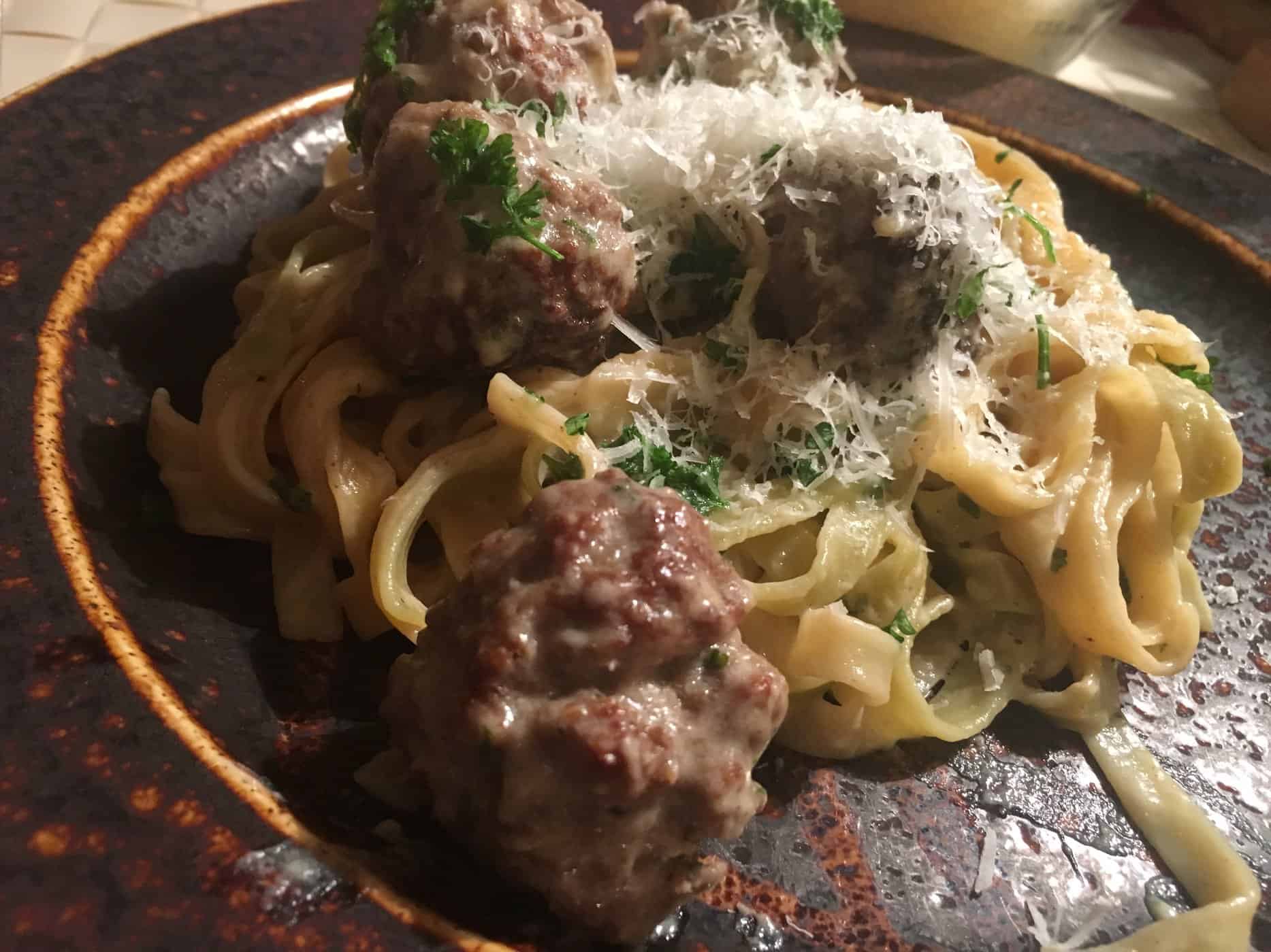Schwedische Fleischbällchen-Pasta für die Wokpfanne – Violas Kitchen