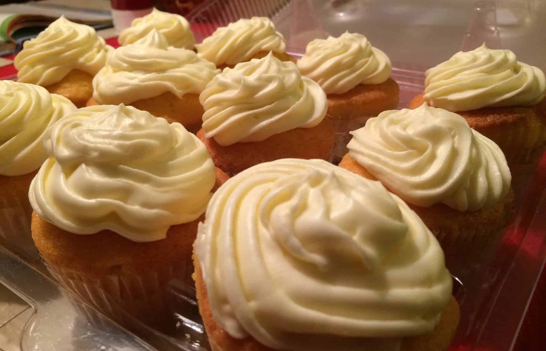 Zitronen Cupcakes Mit Frischkäse Frosting Rp01