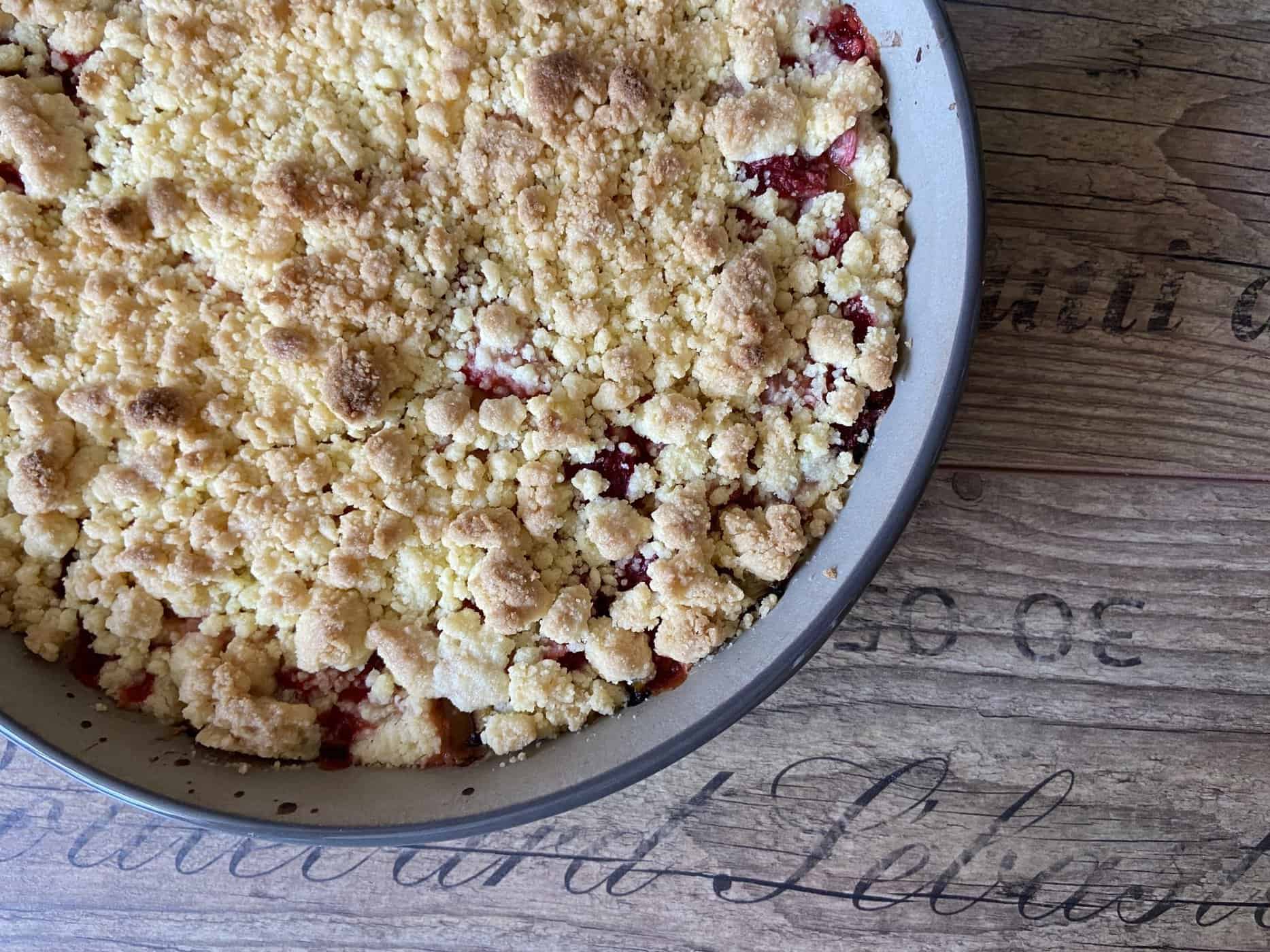 ErdbeerRhabarberStreuselkuchen Violas Kitchen